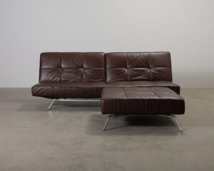 Ligne Roset Smala bäddsoffa med fotpall brun läder